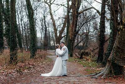 Pose des mariés avec les arbres centenaires