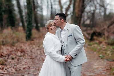 Baiser sur le front de la mariée
