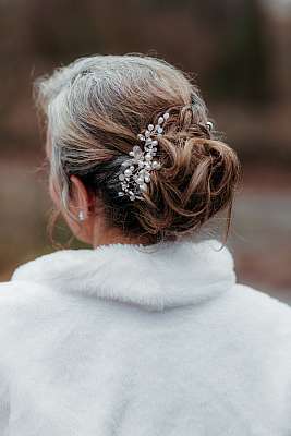 Photo de détail sur la broche de la mariée
