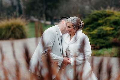 Photo de couple dans la végétation hivernale