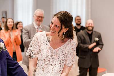 La mariée hilare durant la cérémonie