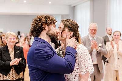 Le couple s'embrasse après l'échange des consentements