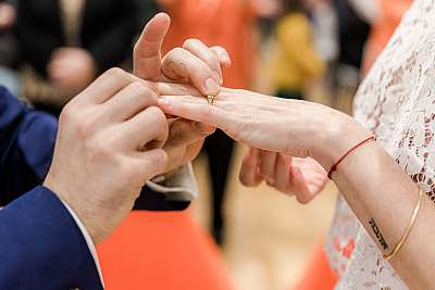 Le marié passe la bague au doigt de la mariée