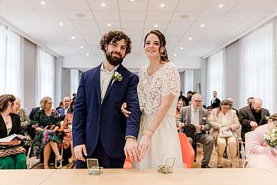 Les mariés me tendent la main avec la bague au doigt
