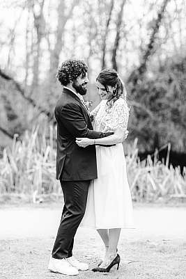 Les mariés s'amusent lors des photos de couple