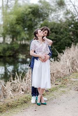 La mariée dans les bras du marié