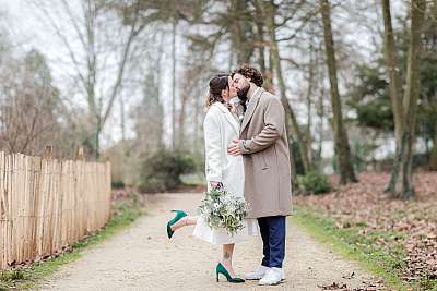 La traditionnelle jambe levée lors du baiser