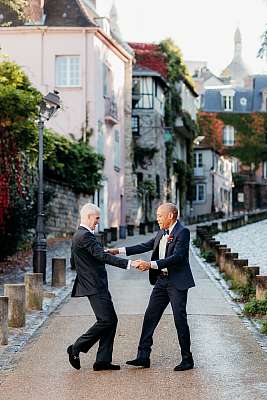 Les mariés dans dans la célèbre rue de l'abreuvoir à Montmartre