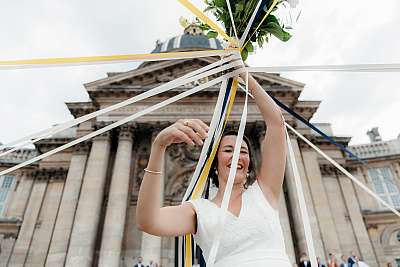 Le jeu du bouquet dans les rues de Paris en face du pont des arts