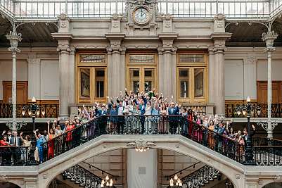 Séance photo de groupe épique à la mairie du 18ème