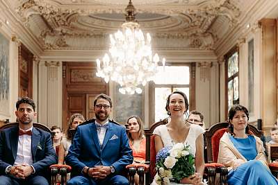 Les mariés durant la cérémonie à la mairie