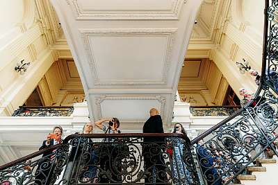 Les invités se rendent à la salle des mariages