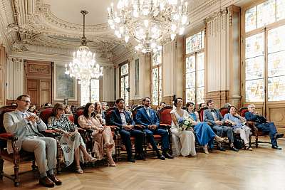 Les mariés et leurs invités à la mairie du 18ème à Paris