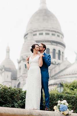 Les mariés avec le Sacré-Coeur dans le dos