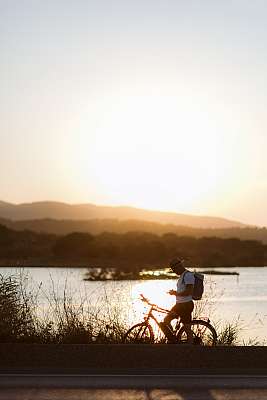 Portrait d'un randonneur à vélo aux étangs de Villepey