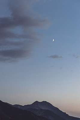 Lever de lune sur la montagne à Orcières Merlette