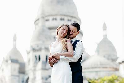 Les mariés devant le Sacré-Coeur à Paris 18ème
