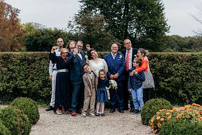 La grimace des mariés et de leurs invités durant la séance photo de groupe