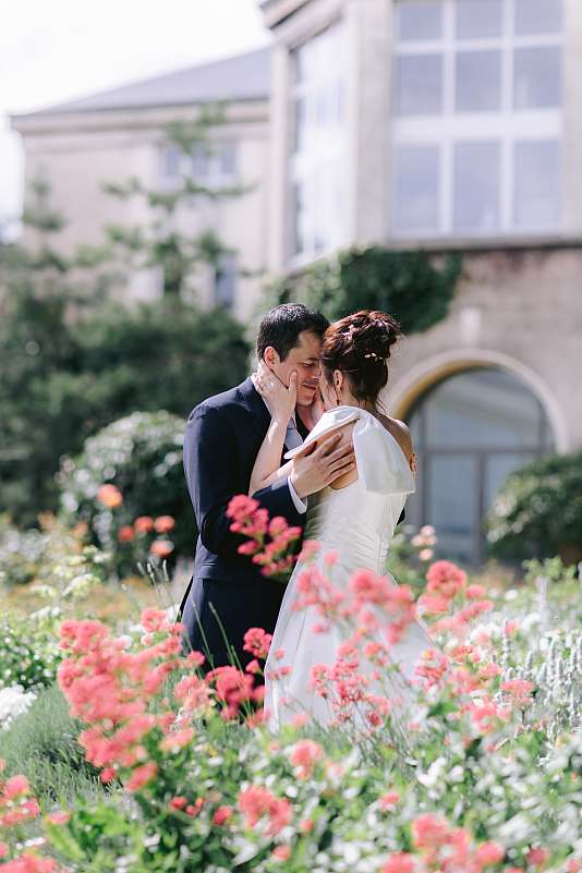 Les mariés complices entourés de fleurs