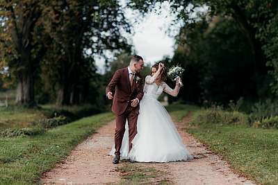 Les mariés se chamaillent pendant la séance photo de couple