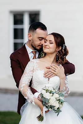 Les mariés s'enlacent pendant la séance photo de couple