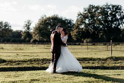 Scène champêtre pour la séance photo de couple en Seine-et-Marne