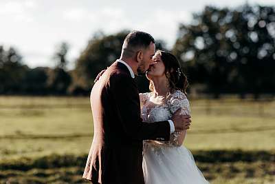 Le baiser des mariés durant la séance photo de couple