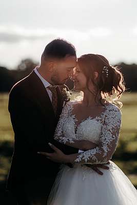 Photo de couple au coucher du soleil