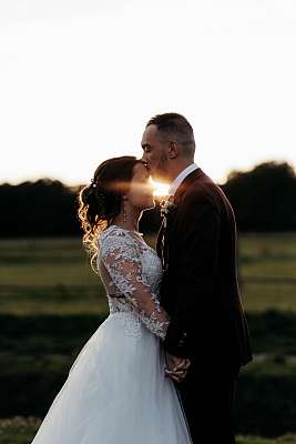 Le baiser sur le front de la mariée avec les derniers rayons du soleil