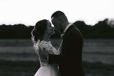Portrait en noir et blanc des mariés au coucher du soleil