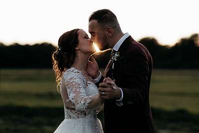 Le baiser des mariés avec les rayons du soleil