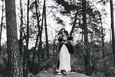 Pose du couple sur l'un des gros rochers que l'on trouve dans la forêt de Fontainebleau