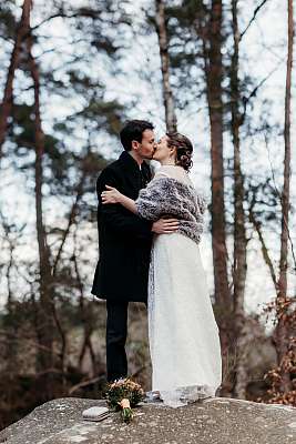 Le couple s'embrasse sur un rocher