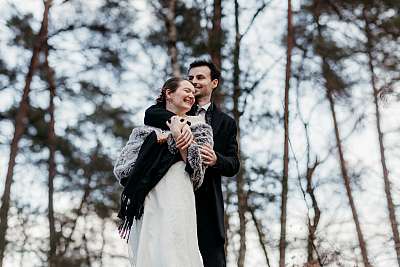 Le couple et la belle forêt en arrière-plan