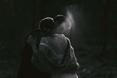 Photo de couple en clair-obscur dans la forêt de Fontainebleau