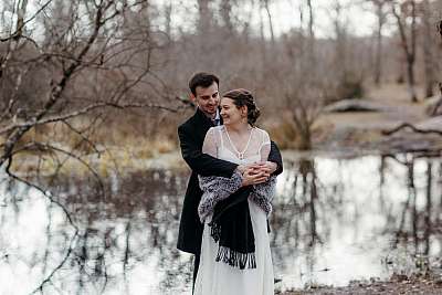 Photo du couple devant la marre aux fées