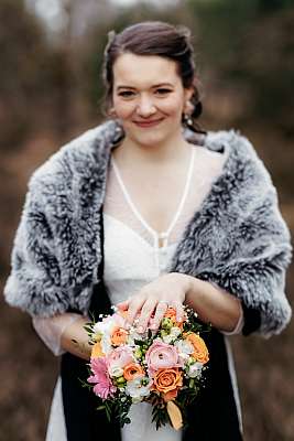 La mariée avec son joli bouquet