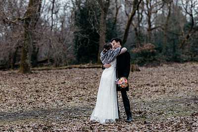 Le baiser des mariés au milieu de la forêt