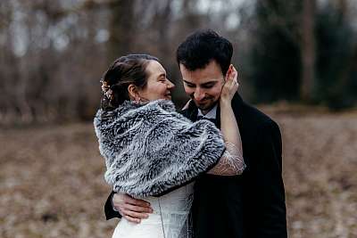 Gros plan sur les mariés qui s'amusent pendant la séance photo de couple