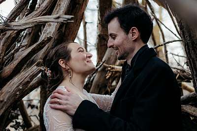 Jolie lumière dans la cabane en bois pour les photos de couple