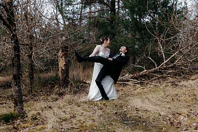 Le marié s'essaie aussi à cette pose si traditionnelle