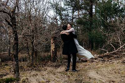 La mariée voltige dans les bras du marié