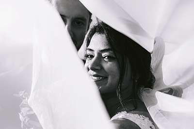 Sous le voile de la mariée