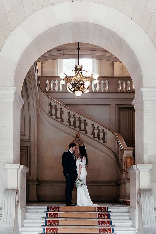 L'escalier menant à la salle des mariages de Neuilly-sur-Seine