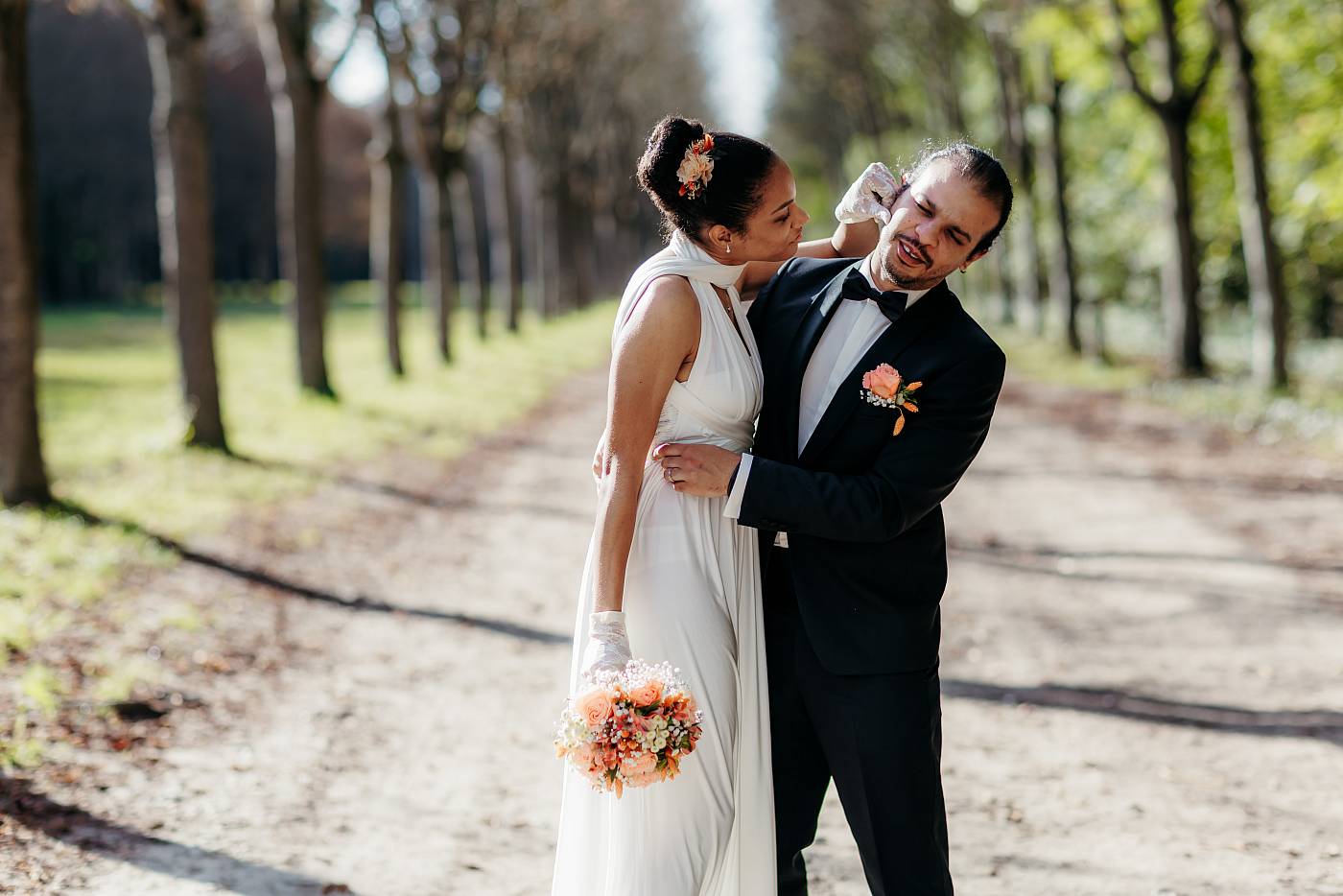 Les mariés se chamaillent pour les photos de couple à Saint-Cloud