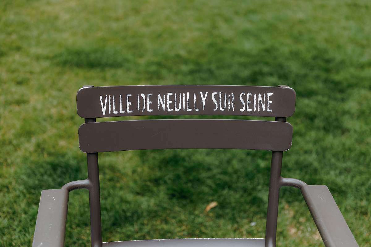 Les chaises typiques devant la mairie de Neuilly