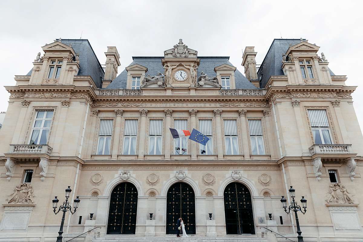Les mariés devant l'imposante façade de la mairie de Neuilly-sur-Seine