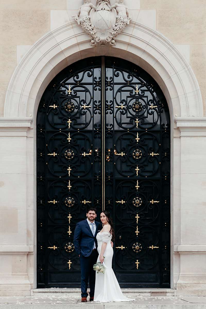 Photo du couple devant la porte d'entrée de la mairie de Neuilly-sur-Seine