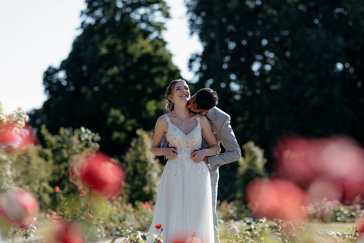 Séance photo de couple à la roseraie de L'Haÿ-les-Roses
