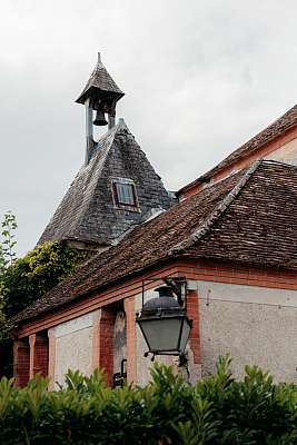 Vue sur les dépendances du château de Mauvières